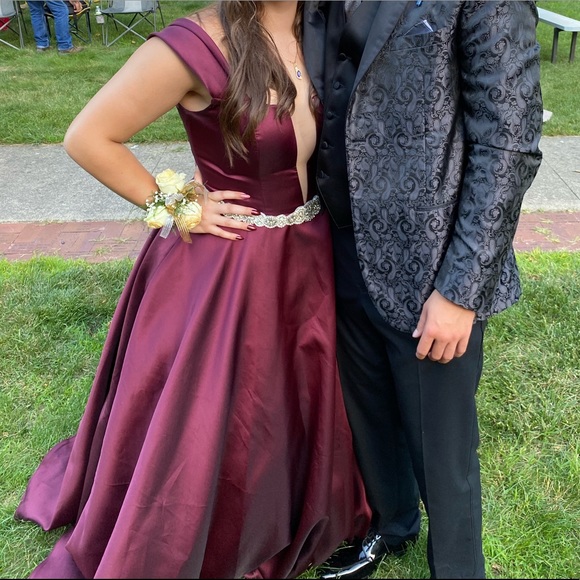 Maroon prom dress for sale - Picture 4 of 5